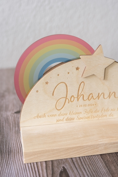 Detailansicht Holzaufsteller Regenbogen mit Name als liebevolles Erinnerungsstück für Sternenkind